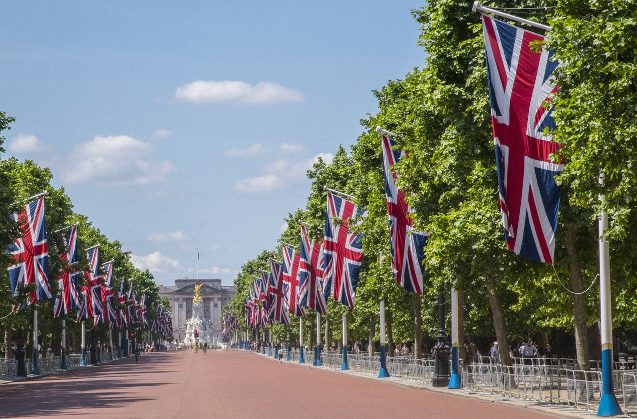 The Mall mit Union-Jack-Flaggen und Blick auf den Buckingham Palace