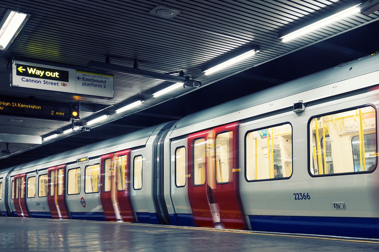 Zug der London Underground am Bahnsteig